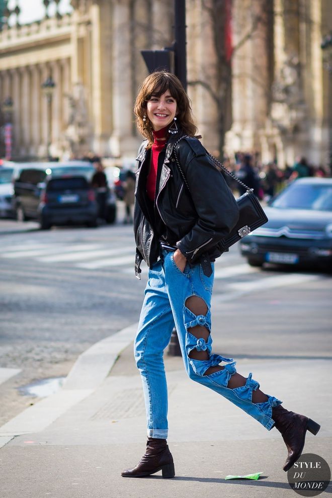 Рвані джинси, які так люблять шанувальники street fashion, можна обіграти більш цікаво. 